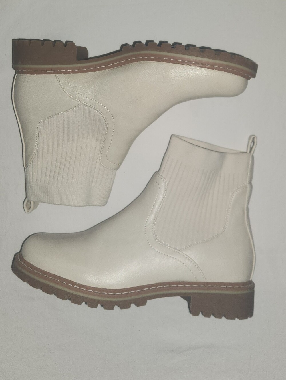 Women’s Chelsea Boot in Cream with Lug Sole Boutique Size 9